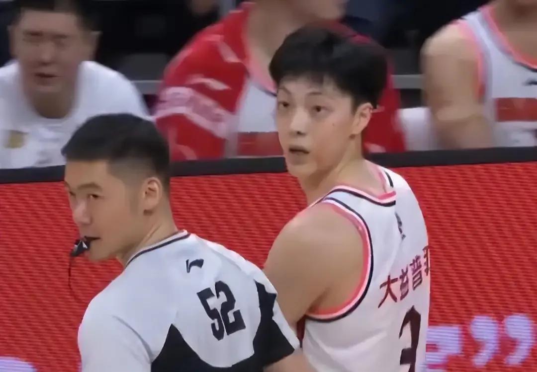 广东赢江苏亏大了，首钢证明外教就是灵，王晗情绪失控和队员冲突