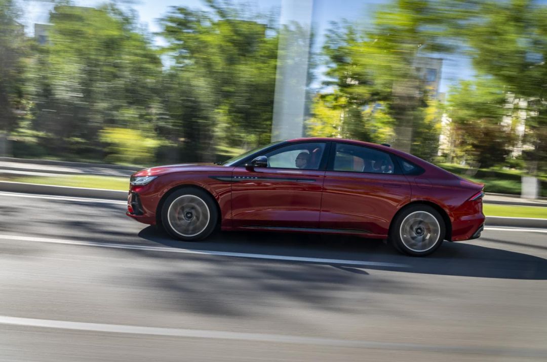 新款林肯z试驾,22款林肯z银色试驾