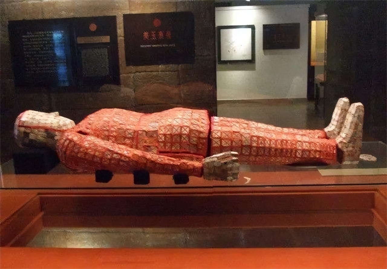 让银行损失5亿的*局骗**：富商花2万伪造金缕玉衣，5位专家估值24亿