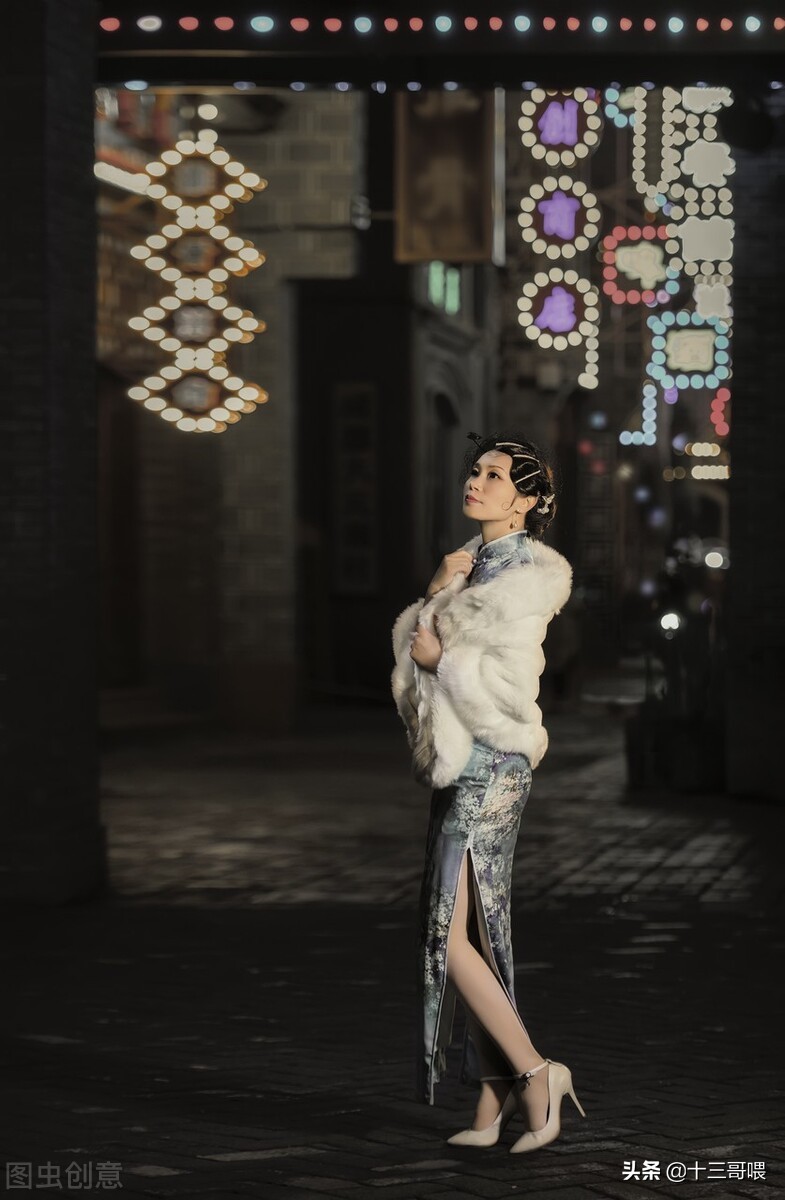 四年不见，阿紫姑娘变成紫爷，芊芊玉手布满了烫伤，说不出的恐怖