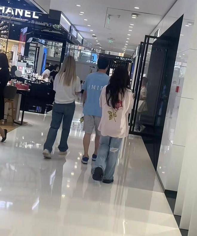 王思聪名表,王思聪网红逛街被偶遇