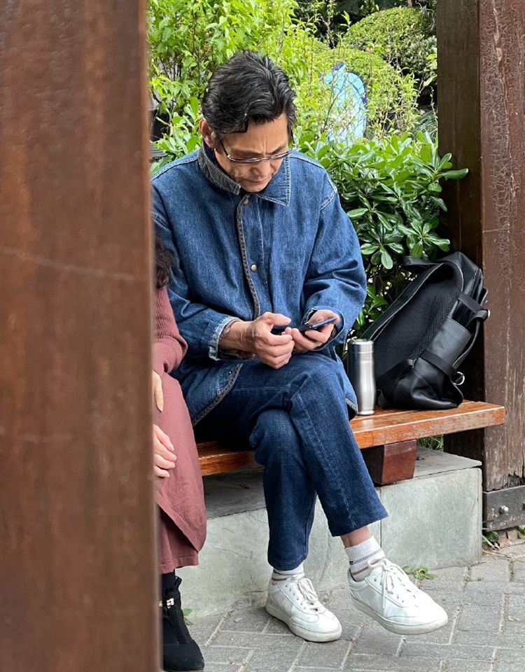 40岁后男人穿工装裤还是束脚裤,四十多岁男人适合穿阔腿牛仔裤吗