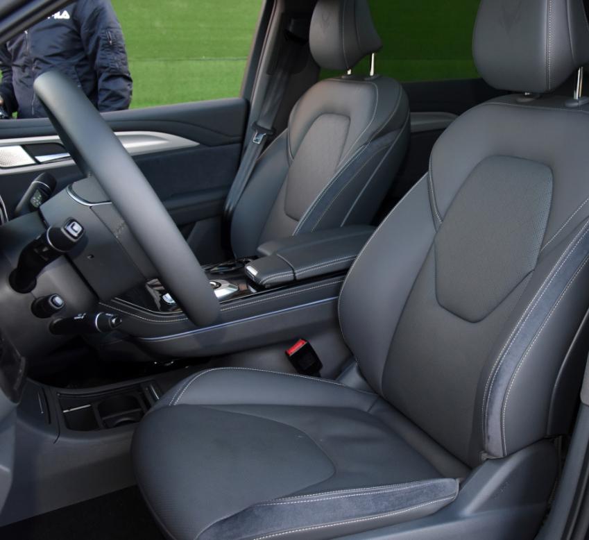 同为20W+纯电车，极狐这款车空间比天际ME7更宽敞，续航还更强