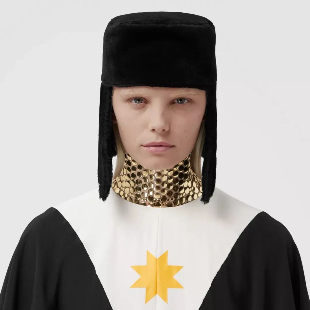 顶流卖丑大翻车！11万的透视裤、露奶衫，25万的飞机包，狗都不买