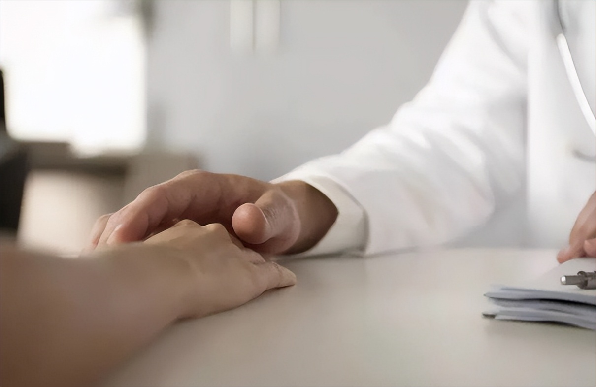 女子隐私部位遭60岁男医生吸吮，报警后拒不承认，DNA检测立功