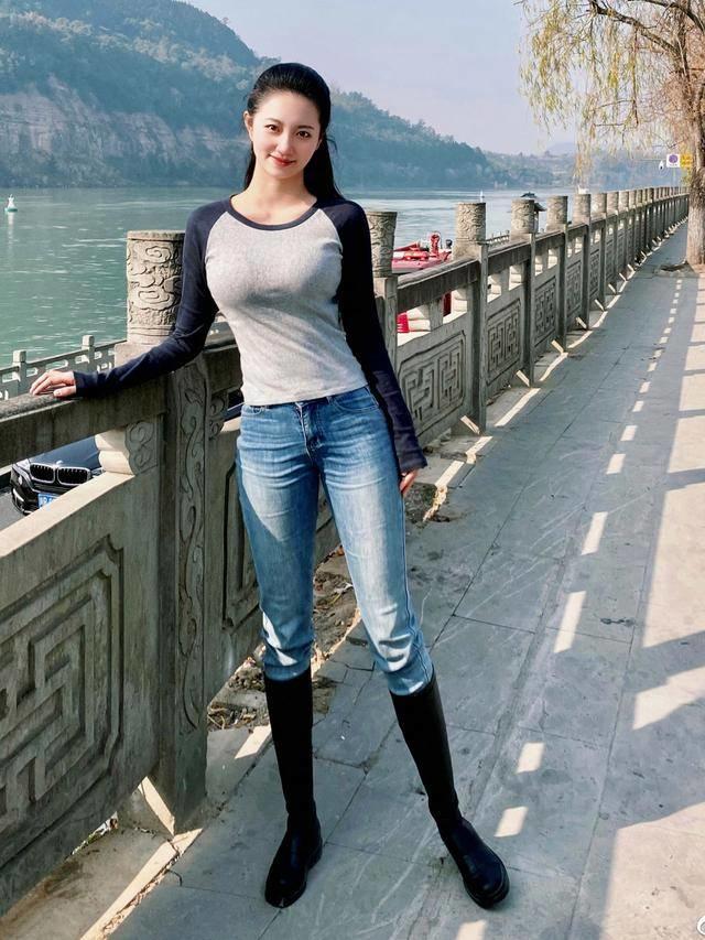 白色t恤搭配紧身牛仔裤简单舒适,白色t恤搭配经典牛仔裤清新脱俗