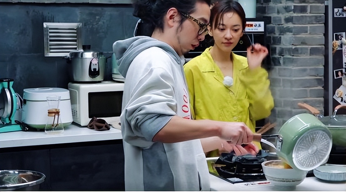 黄晓明锤上加锤，怒揭陈意涵“双面玉女”*局骗**，原来杨颖真没说谎