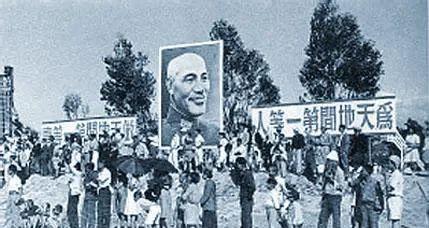 女子穿侵华日军服装摆拍新闻视频,女子身着日本侵华军装露脸