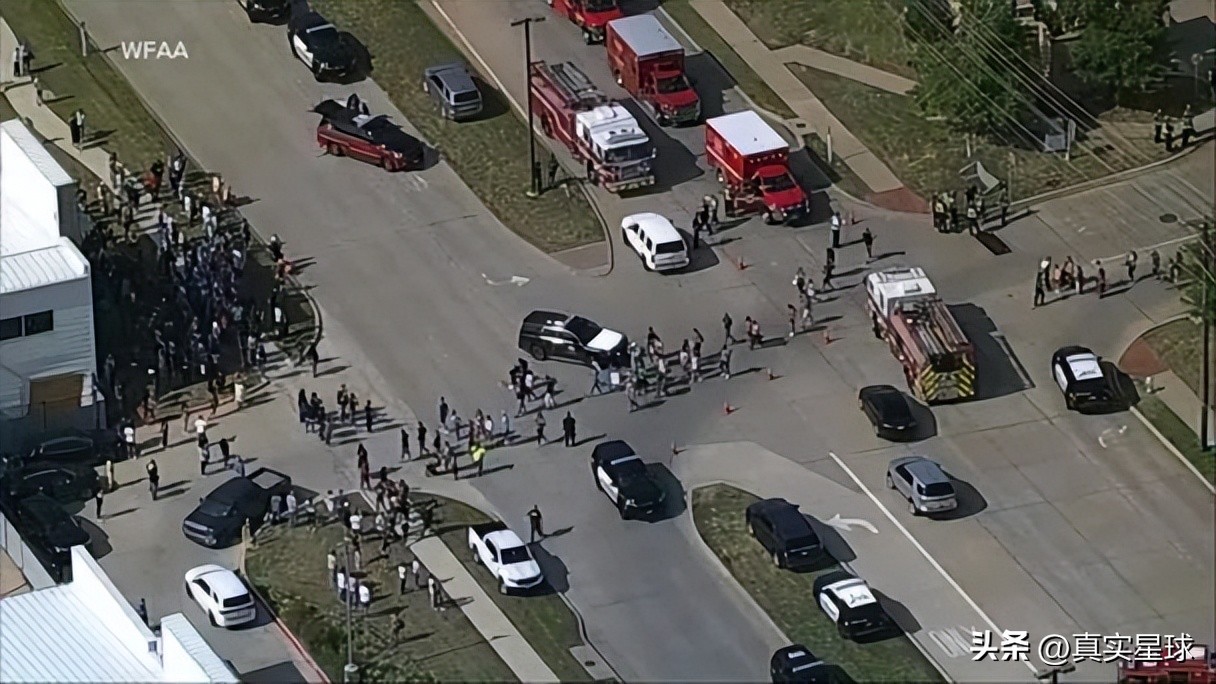 全美愤怒！枪手*杀屠**购物中心，现场死伤惨重如地狱，民众：习惯了