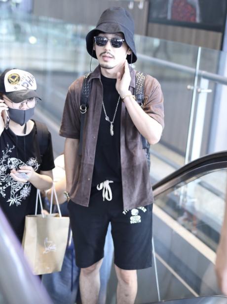 白t恤多种穿搭法男,男人一件t恤30种搭配怎么穿都时髦