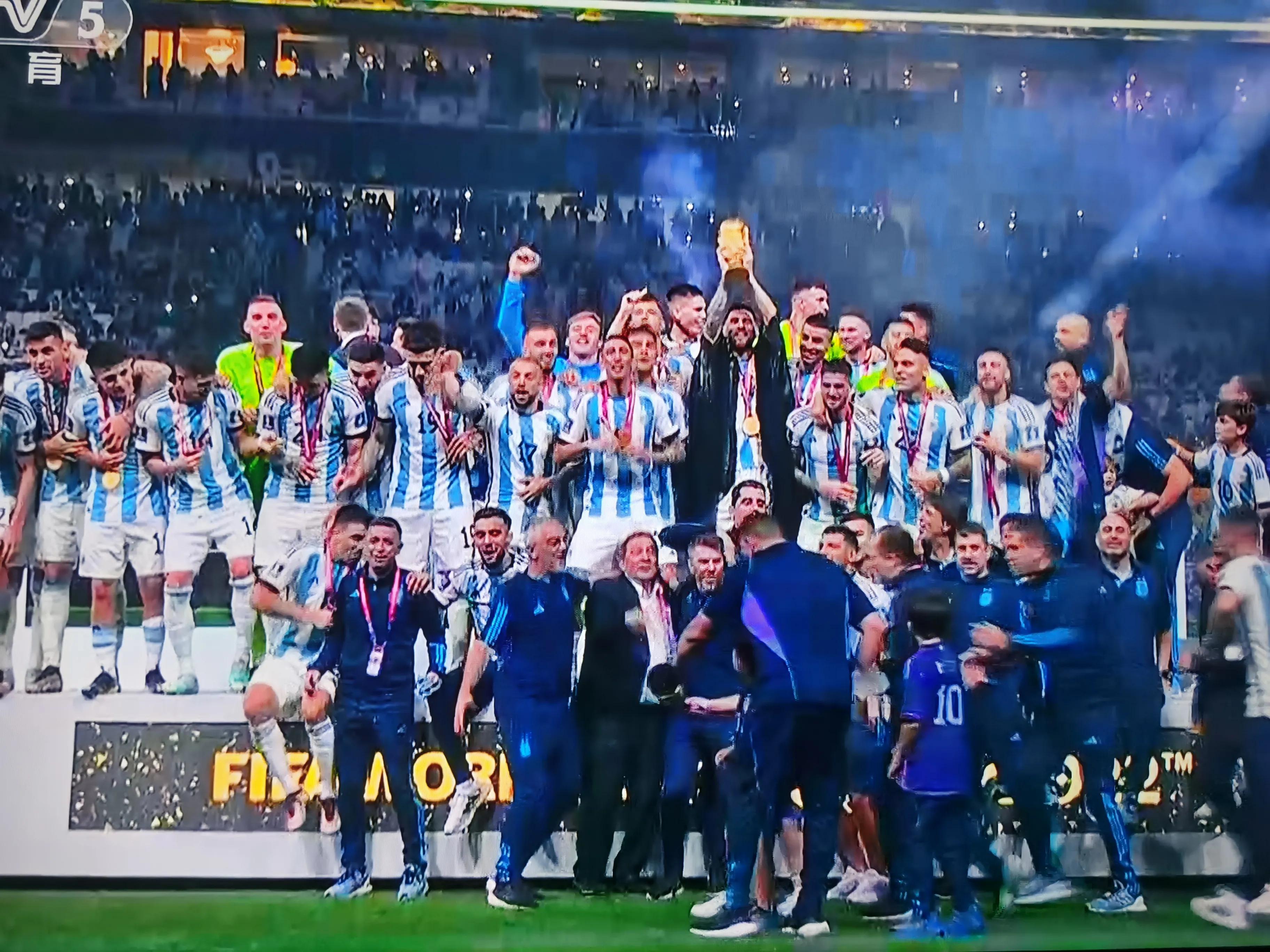 现代诗朗读同框,现代诗举杯