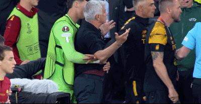 致敬穆帅！施压裁判+单挑对手+2次冷静手势，每1秒都在战斗