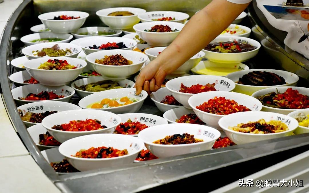 一场烟花登顶热搜！满城美食火成顶流，这座夏日小城太宝藏了！