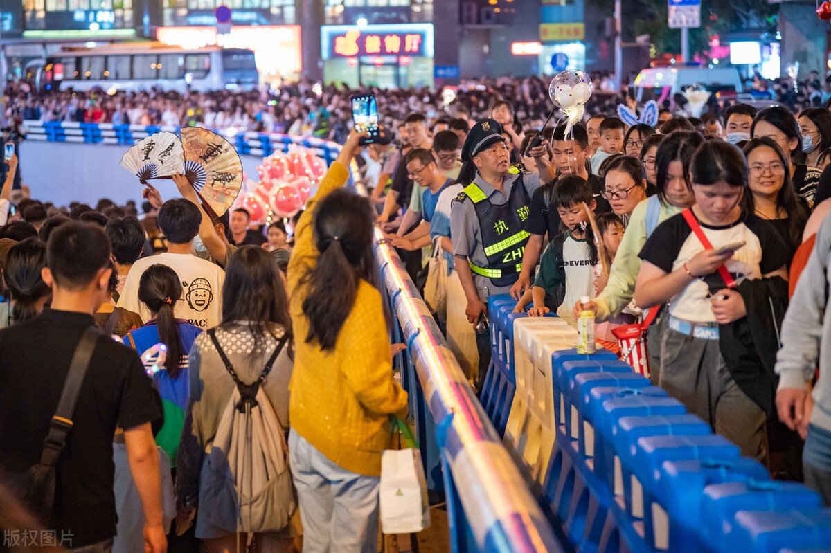 实力宠粉，重庆旅游爆火，交警封桥为游客让路！