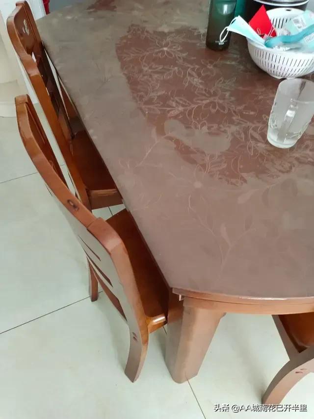 老公先斩后奏花2000多买了这丑不拉几的桌子，我真的好想扔了……