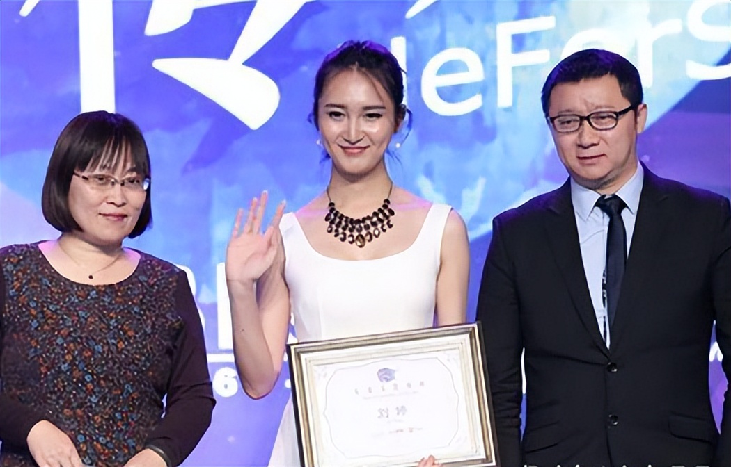 浙江小伙背着母亲上学，成全国道德模范，为何却变性参加选美大赛