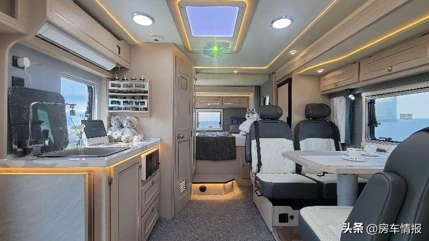 刚买的房车开回家后真的很喜欢,外观好看最舒适的房车