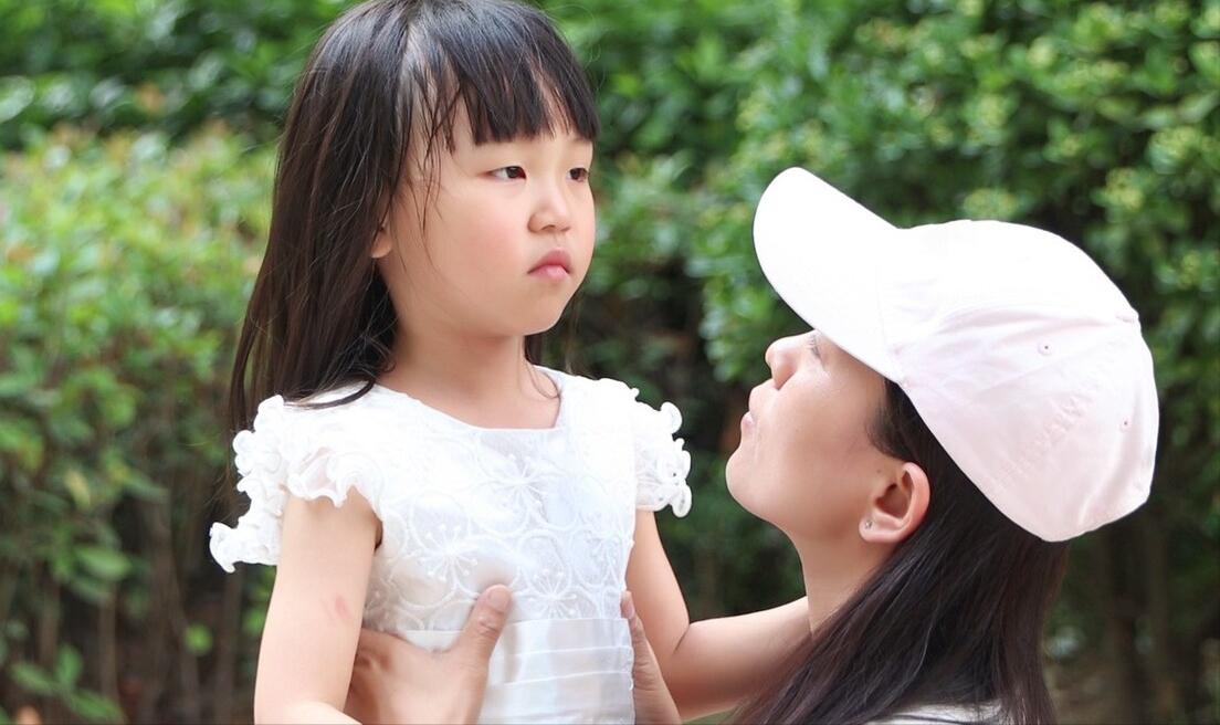 从小爱哭的小孩长大后会怎么样,孩子爱哭和不爱哭长大的区别