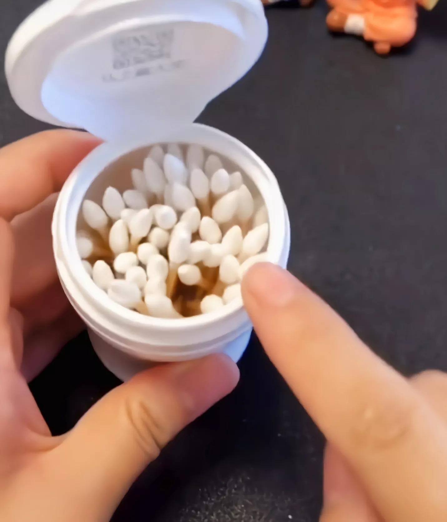 滴露消毒液把白色衣服染色怎么办,白色衣服和黑色一起染色了怎么办