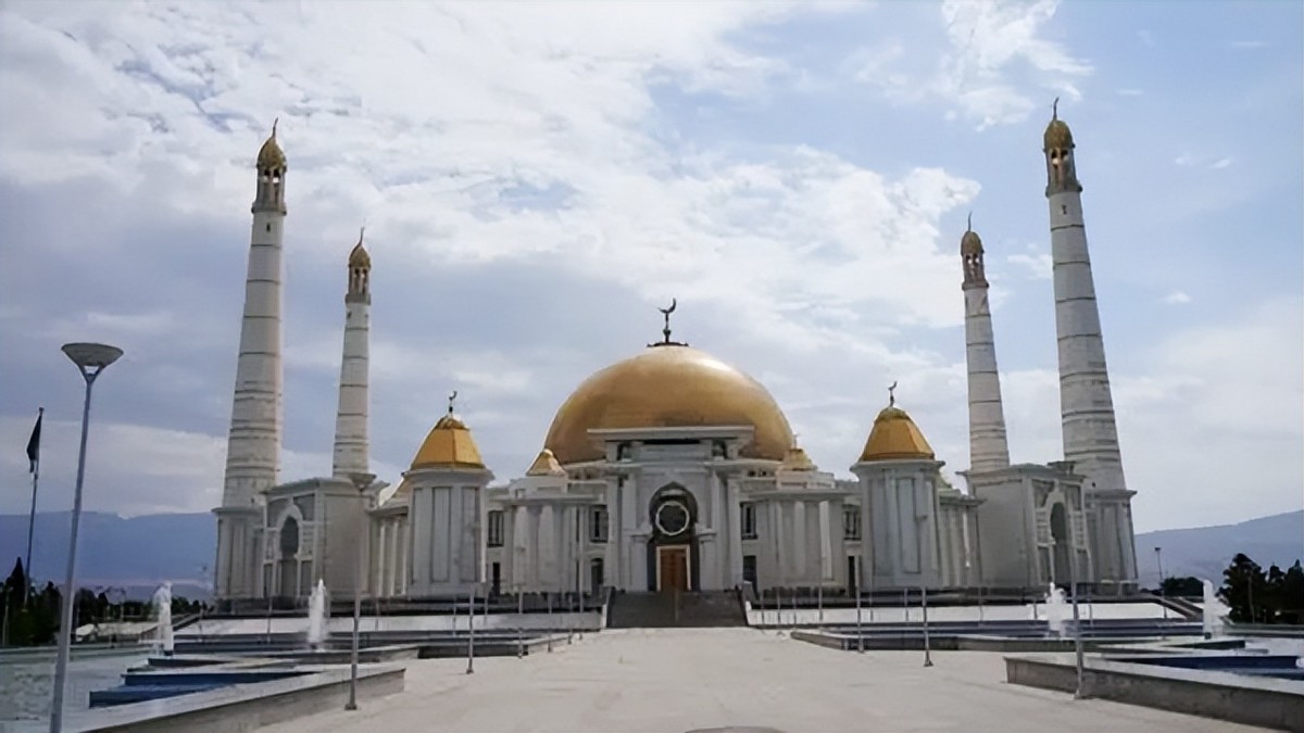 亚洲唯一的一个永久中立国，不用交水电费，汽油每升一毛钱左右