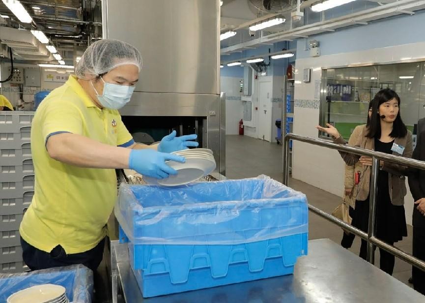 香港洗碗工真的能包吃住吗,香港的洗碗工月薪18000是真的吗