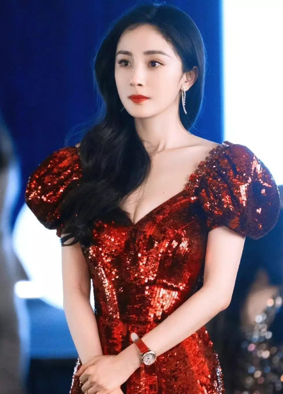 垫屁垫，烤瓷牙，戴美瞳：这些女明星的修修补补，看得人眼花缭乱