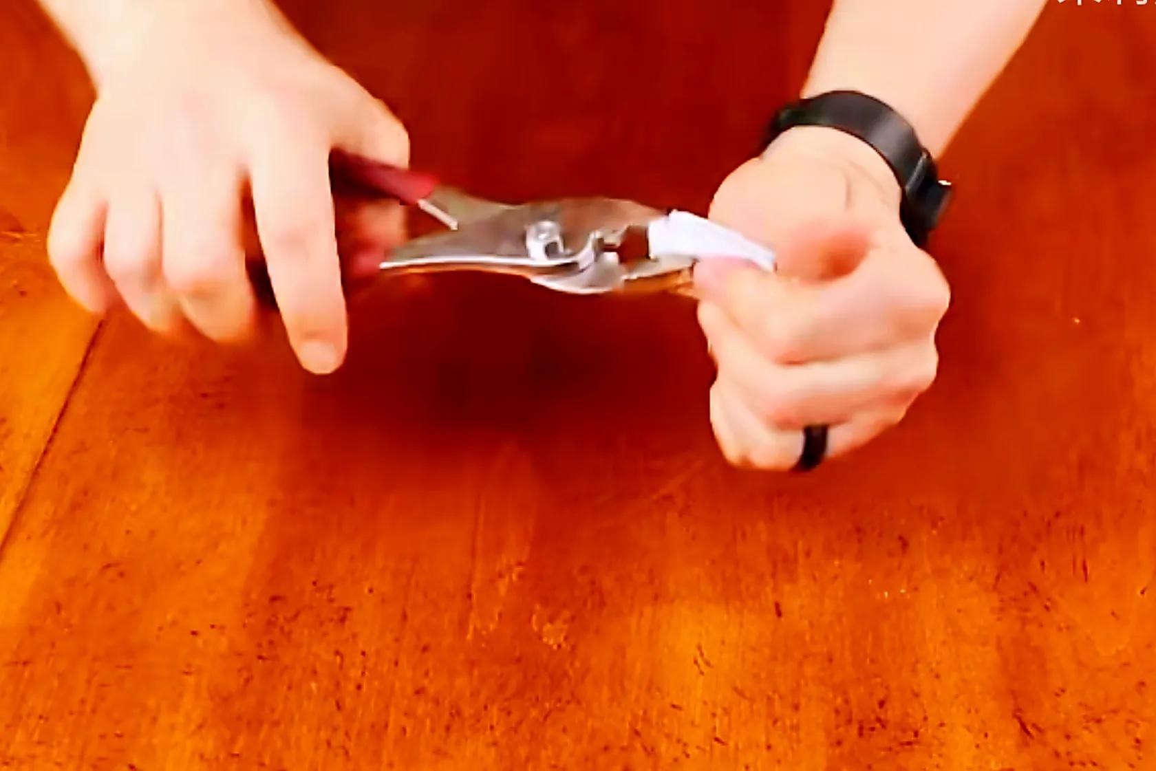 一个足球场一样大的纸能折八次吗,用足球场一样的纸能对折几次