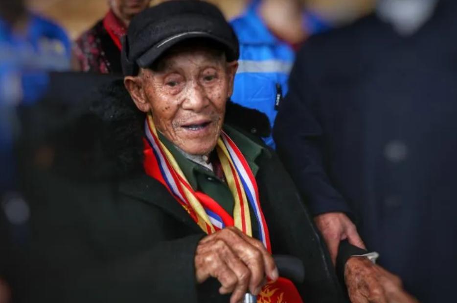 他是抗日英雄，一生娶了40多个老婆，83岁去世，至今却还未下葬