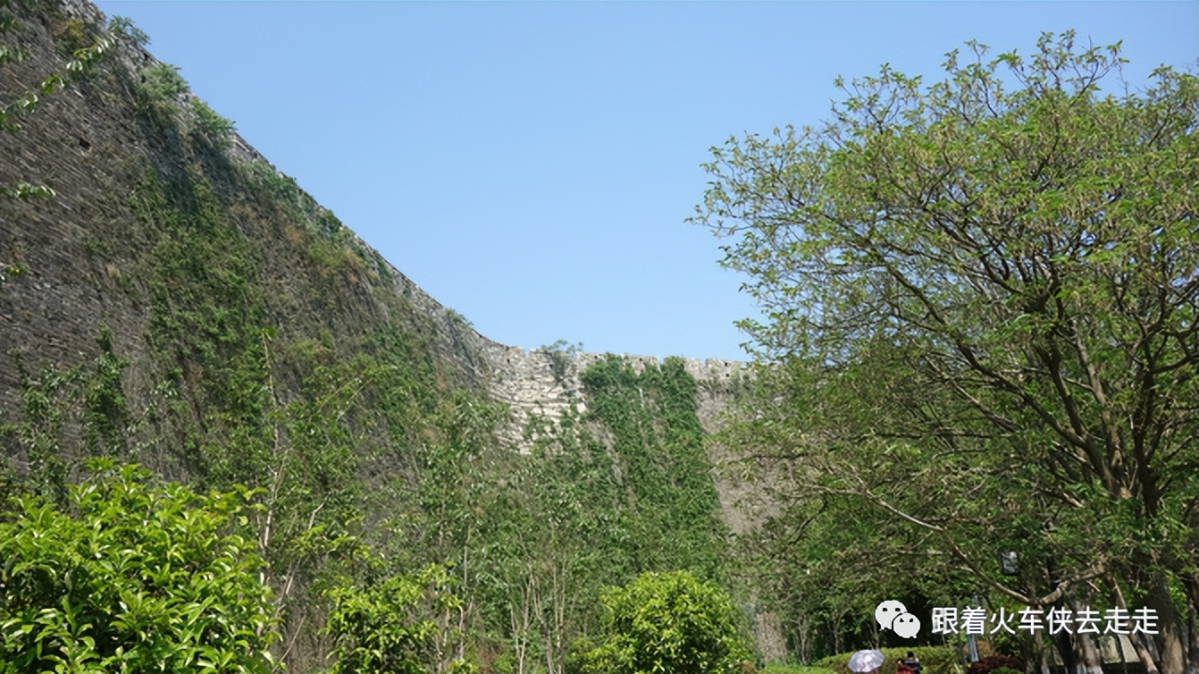 南京城墙下的琵琶湖,南京旅游先看城墙还是先看玄武湖