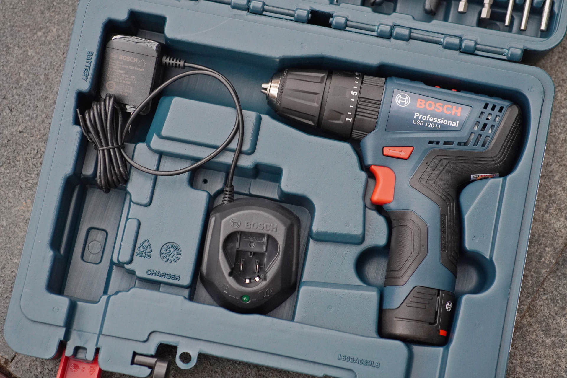 为什么一套博世锂电冲击钻套装就能解决家里的大多数安装问题？