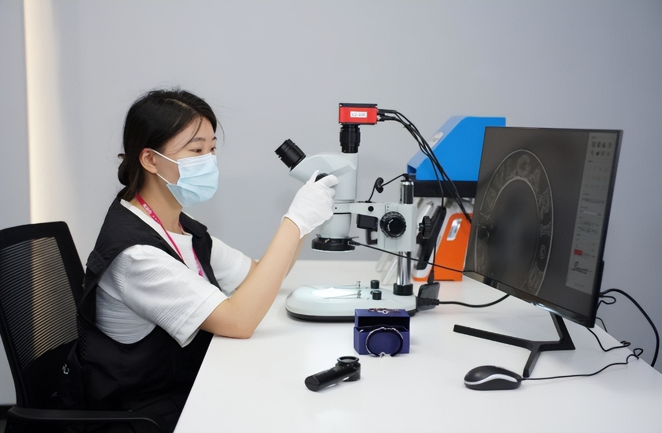 变得务实的京东唯品会，正瞄准同一方向使劲花钱