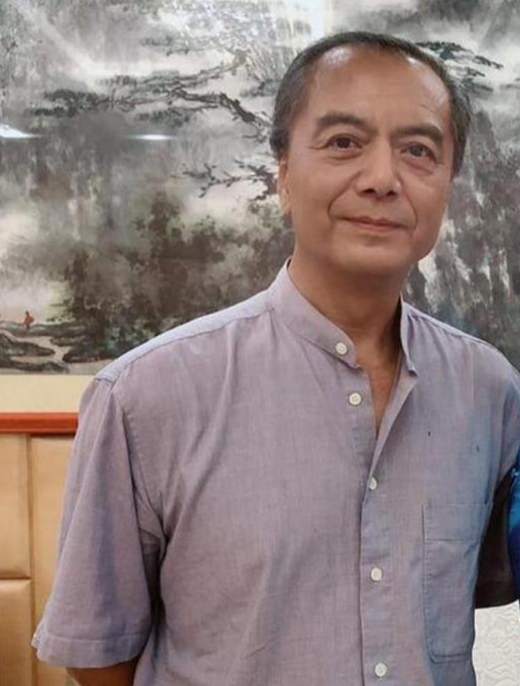 薛飞：34岁辞职央视，出国摆地摊，43岁回国教书，儿子是他的骄傲