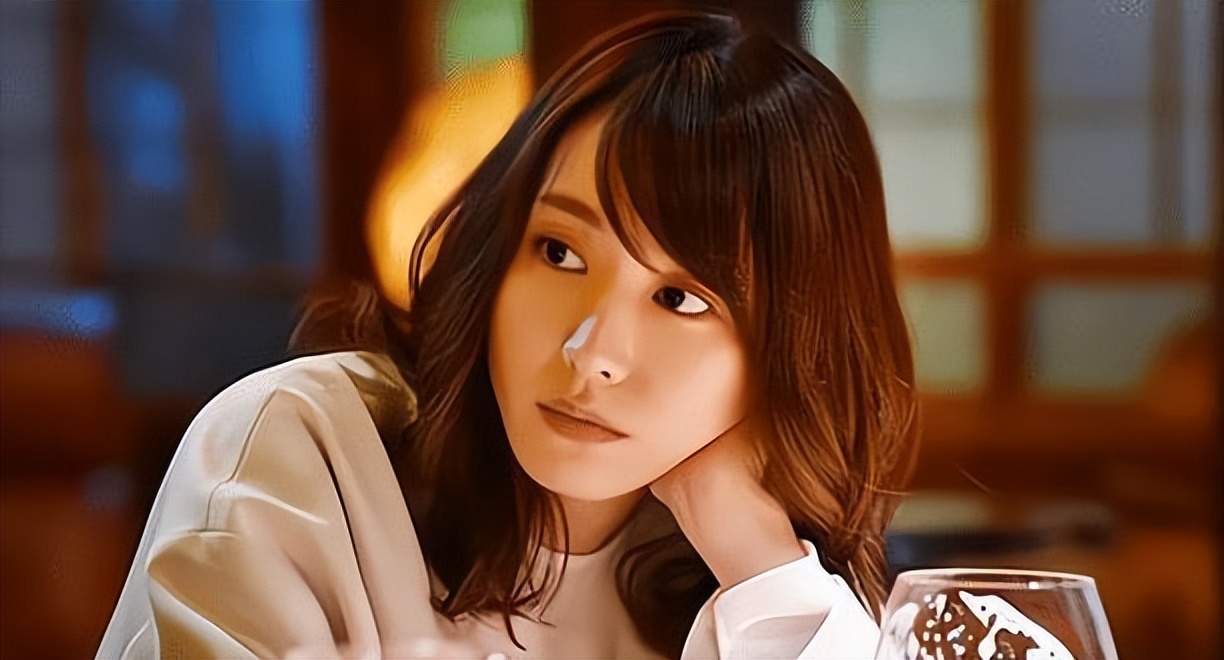 女子挑选五万奢侈包男子拒绝付款,女子相亲让男子买包