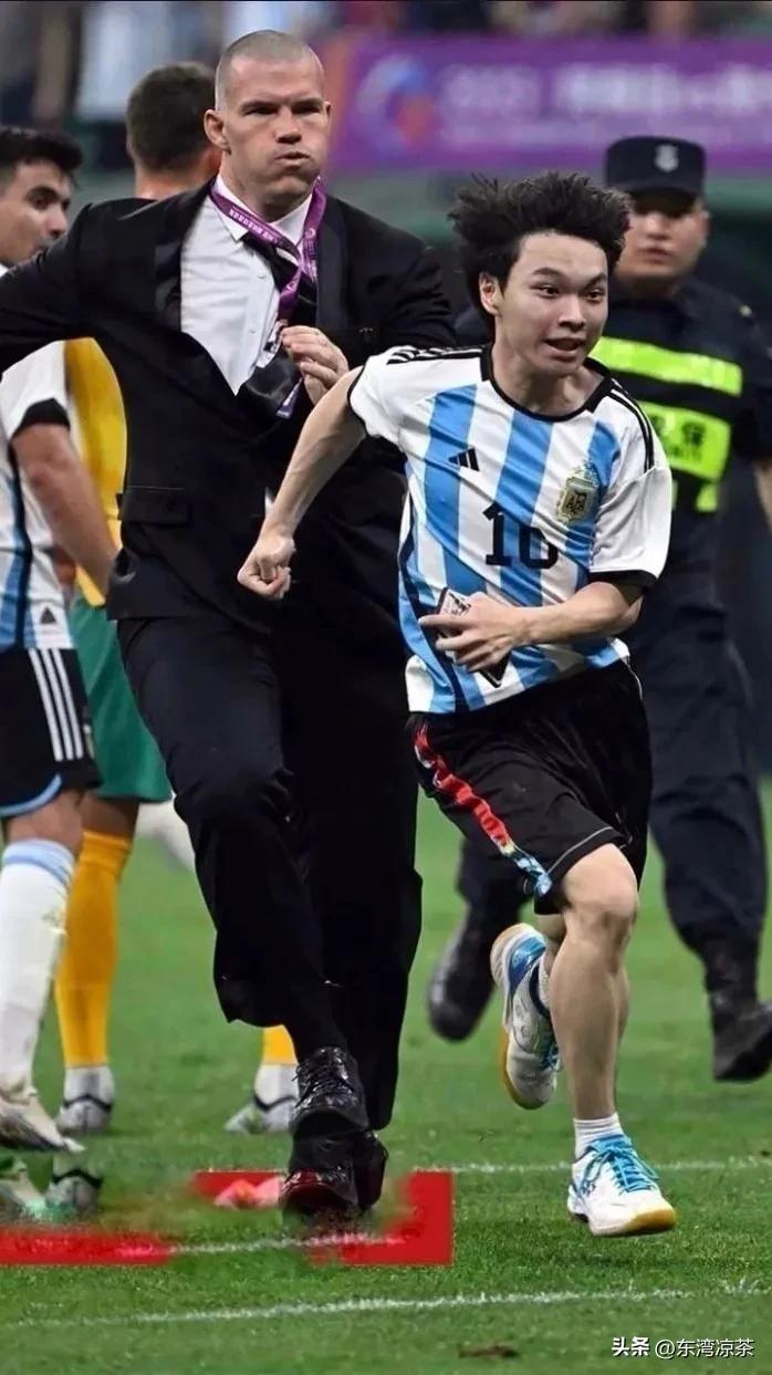 这小伙子痴迷梅西:跳下看台冲向偶像，小伙子太值了，肯定火了