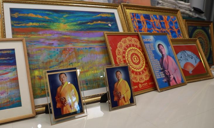 抱着“师父”画像不许人碰，大肆为境外“师父”敛财……他们，为何如此疯迷？