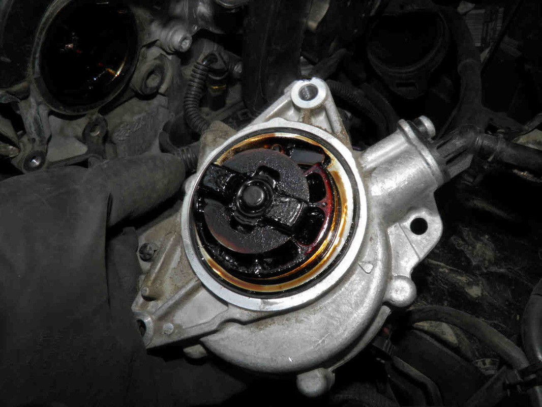 刹车踩下去有时硬有时软怎么回事,汽车刹车硬的原因及解决办法