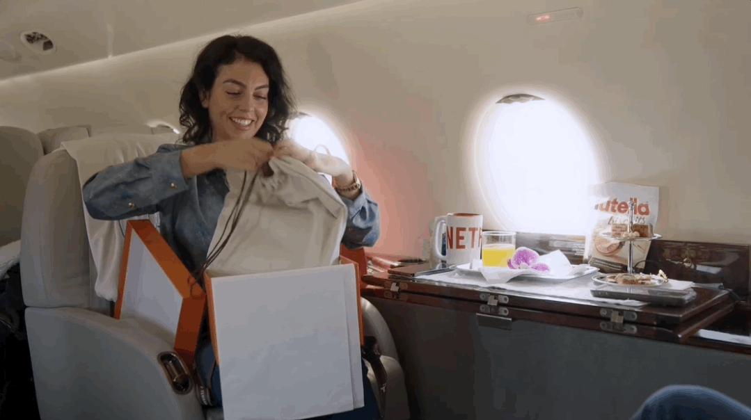 乔治娜晒c罗亲吻她脸颊照,乔治娜晒与c罗合照一生挚爱