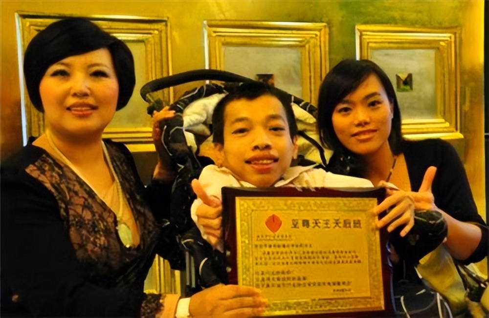 广东小伙李创利：身高80厘米，身价过亿娶美娇妻，如今怎么样了？