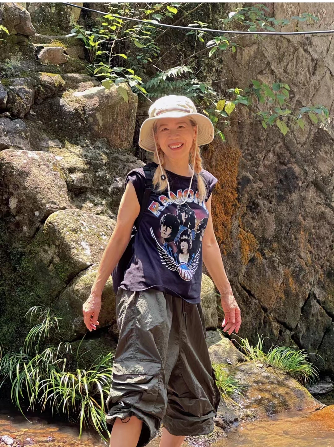 62岁奶奶不穿老人装,51岁不染发的奶奶