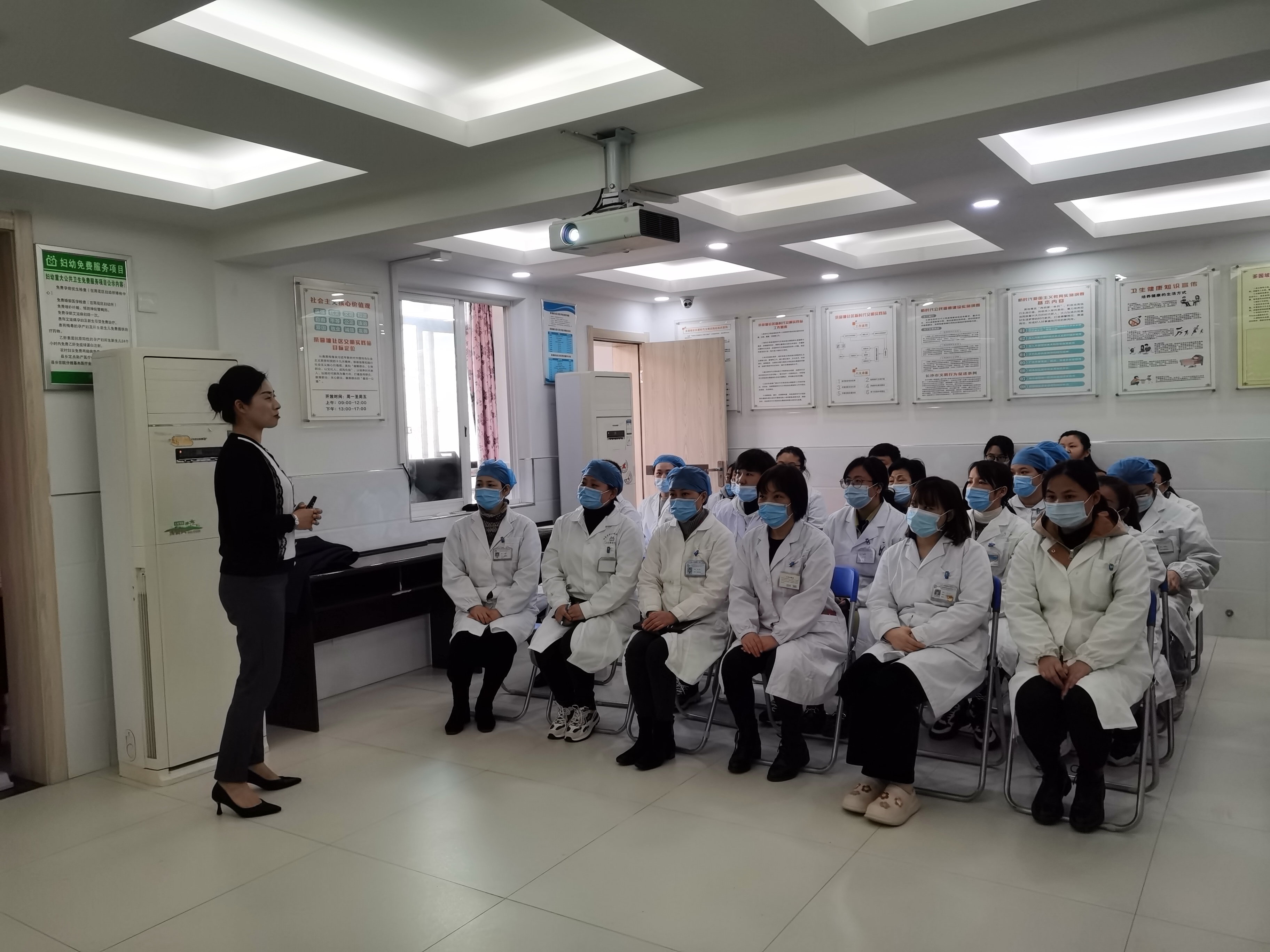 长沙市雨花区砂子塘街道社区卫生服务中心：礼仪培训提升整体形象