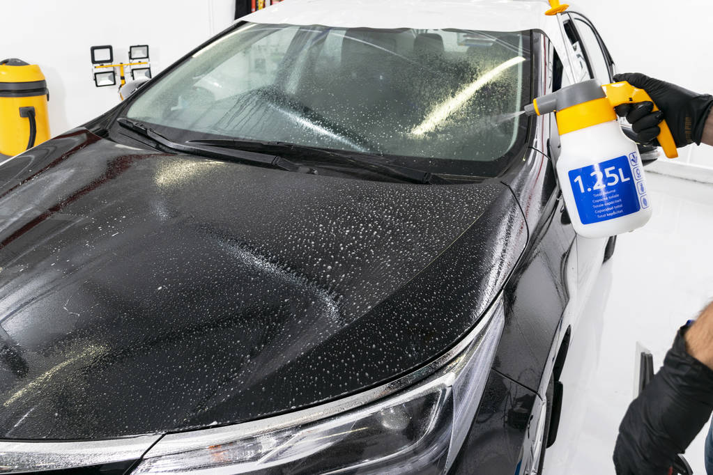 师傅,快来!我的车门快掉了,一踩刹车哗哗响