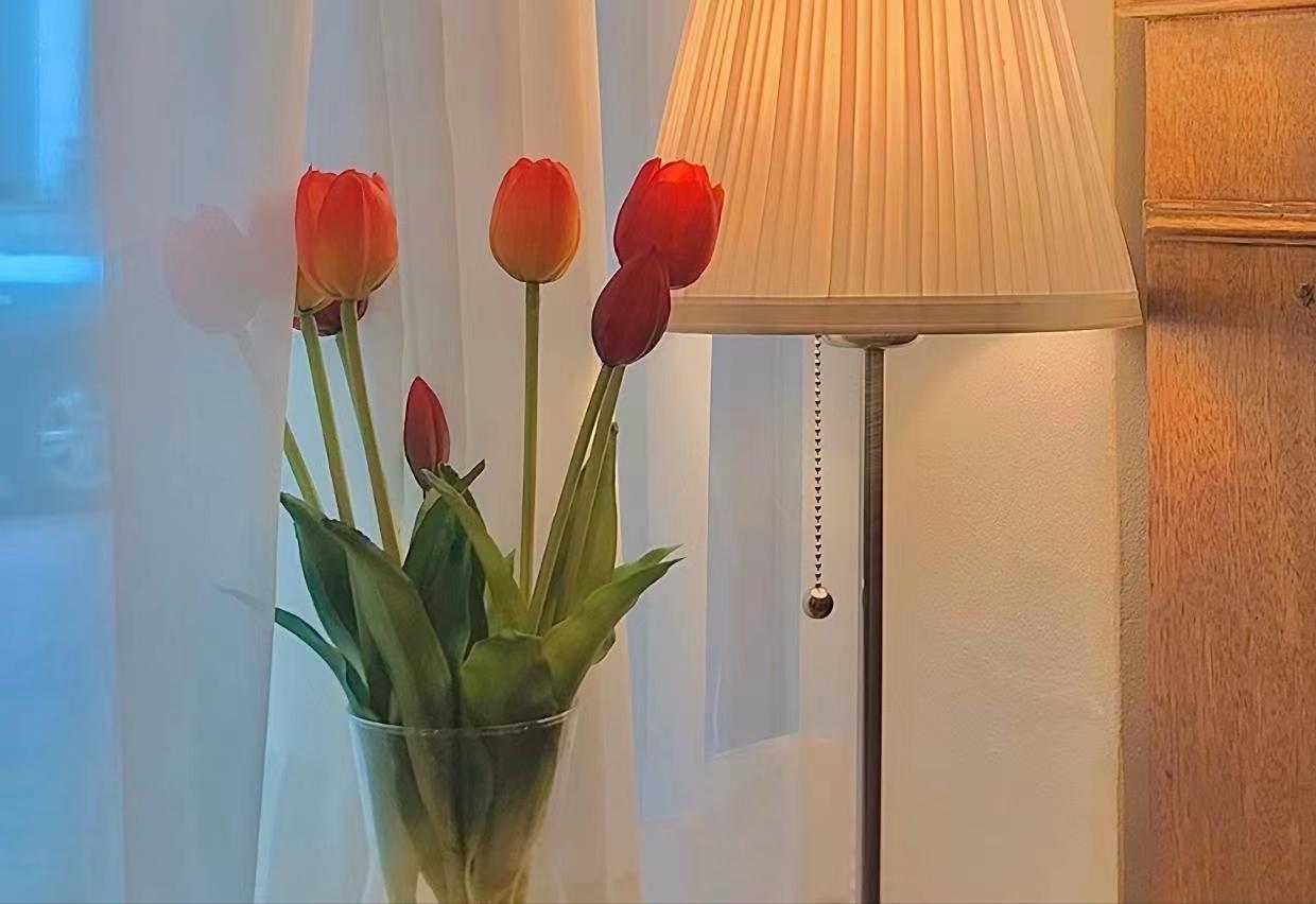 男人把你放心上了，这些下意识的“小动作”，能看出他特别爱你