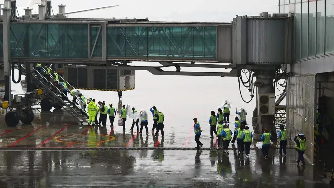 飞机经停中途要不要拿行李下飞机,飞机经停的时候其他人要下飞机吗