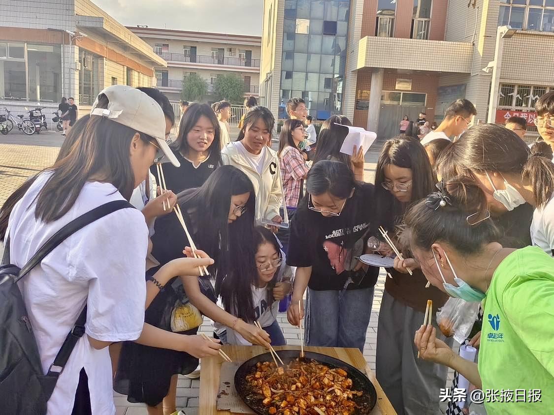 山丹美食进高校师生围炉话山丹——“游丝路马都山丹县，品特色美食炒拨拉”特色美食活动走进河西学院