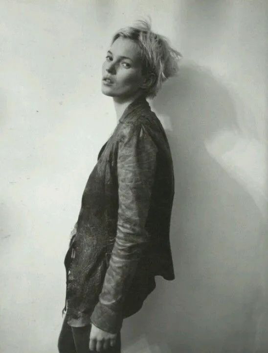 他被称时尚圈暗黑之王！神作爆红15年，侃爷以收藏他的桌子为傲？