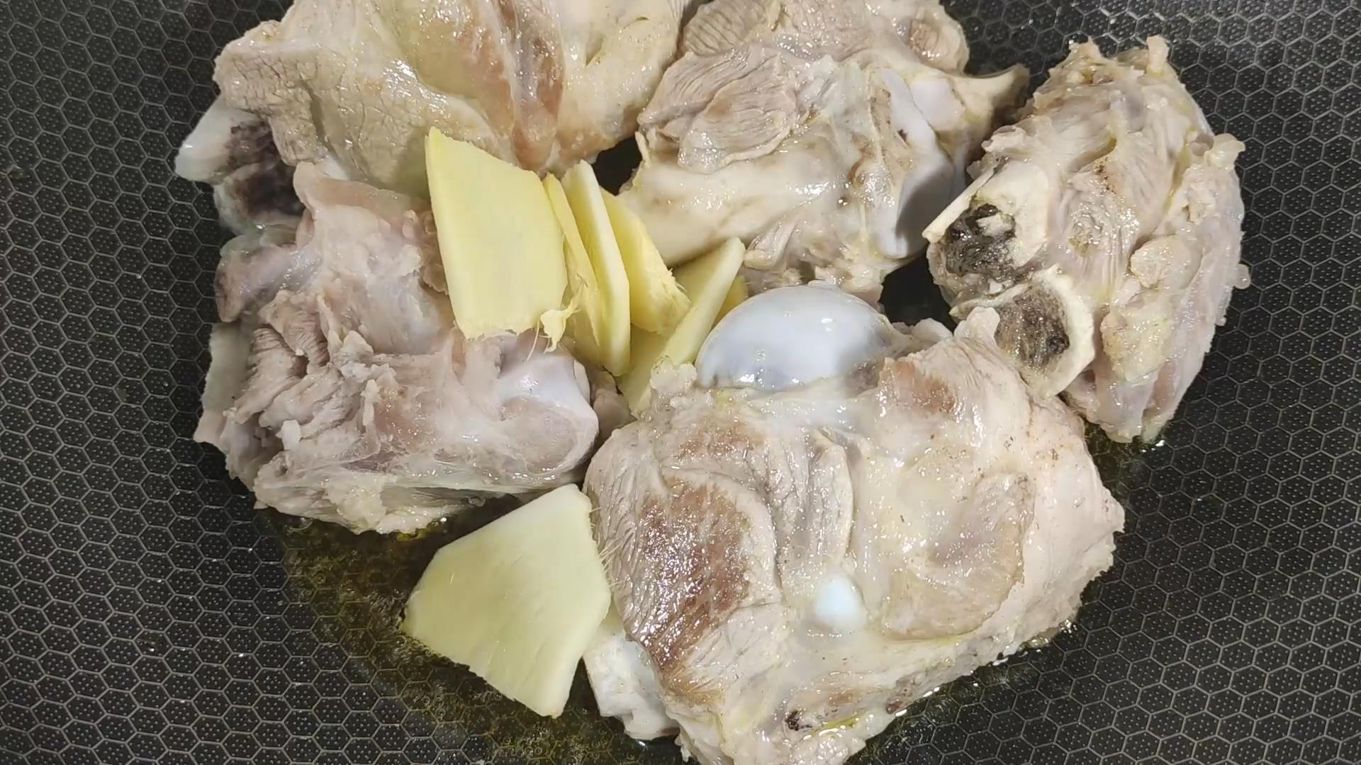 炖骨头汤牢记两放2不放的诀窍,炖大骨头汤的正确方法