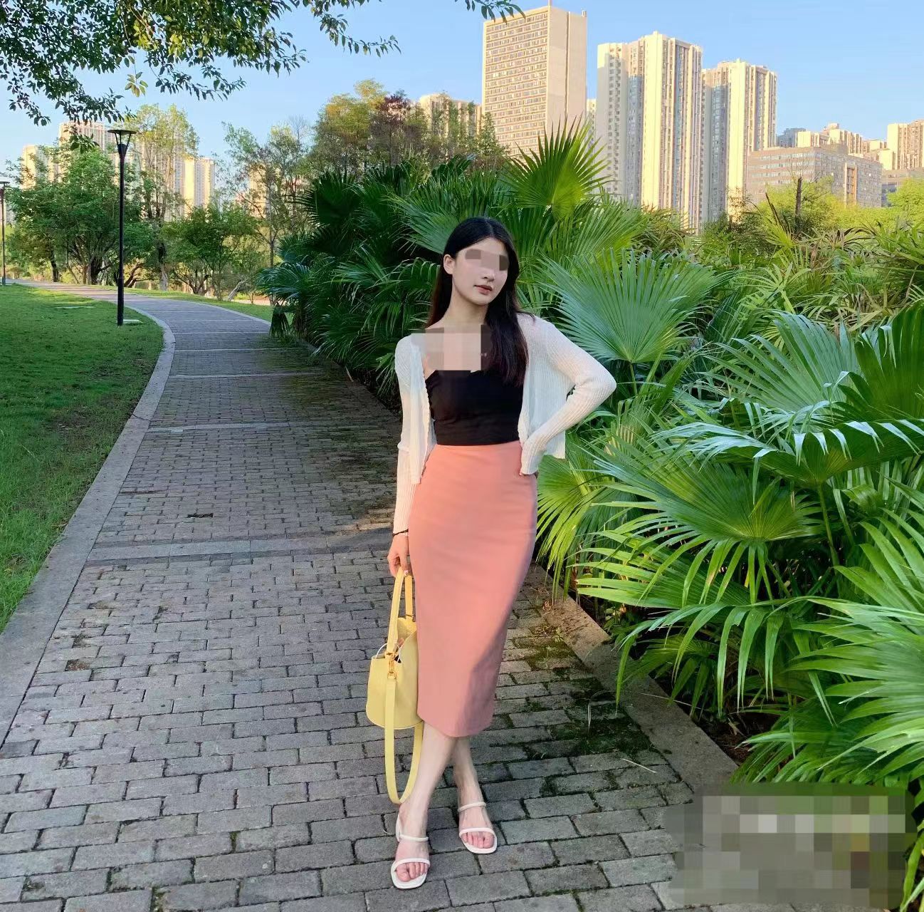 养孔雀赚钱吗真实收入,在农村养孔雀挣钱