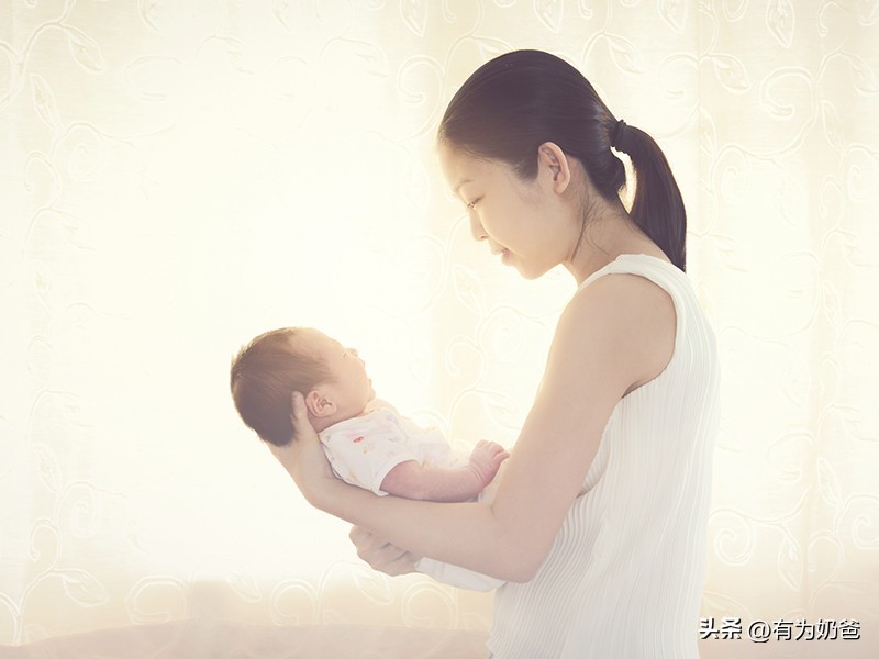 孩子喜欢被抱着怎么回事,孩子只让竖着抱横着抱就哭