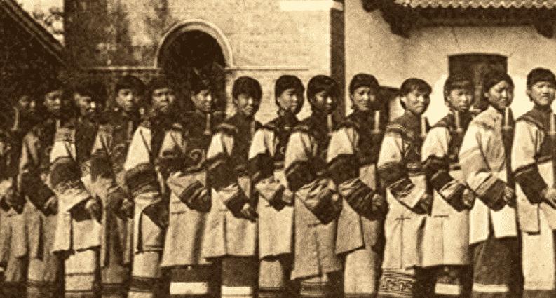 日军罪行照片：攻陷香港后兽性毕露，当场轮番侵犯新婚女明星