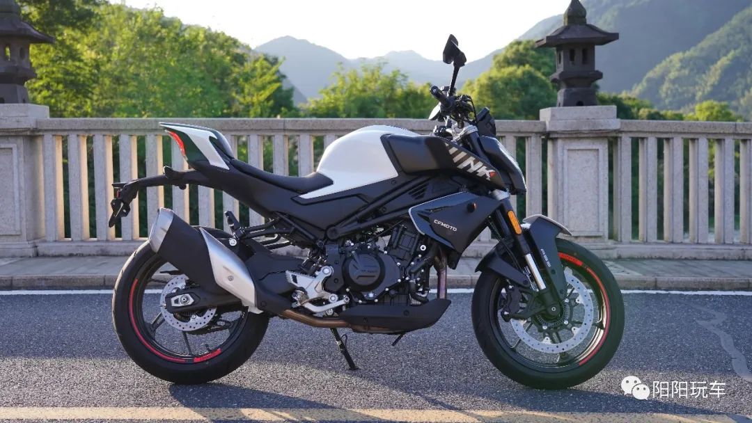 春风450NK三千公里还能卖多少钱,5000左右单缸300cc街车